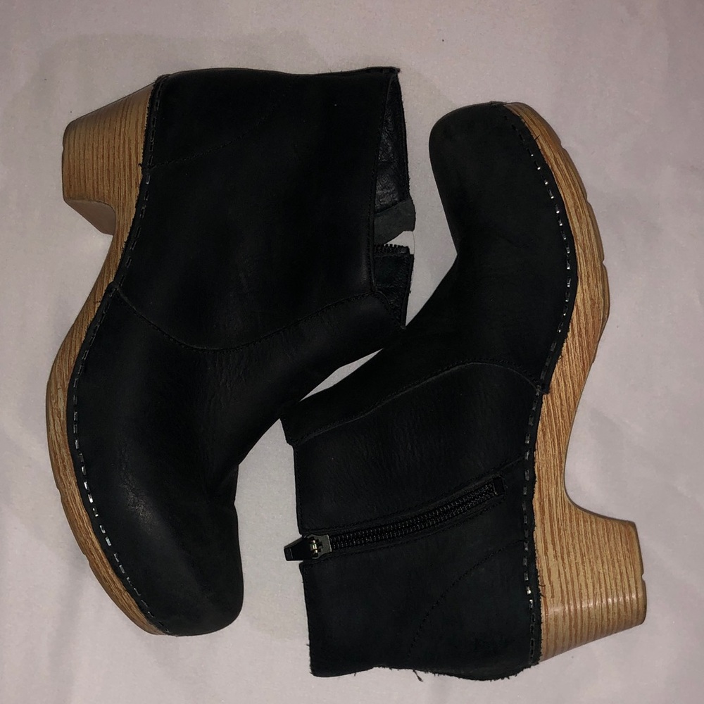 Dansko Maria Black Women's Leather Rubber Soled Bootie 36 / 6